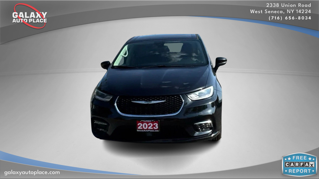 2023 Chrysler Pacifica Touring L photo 2