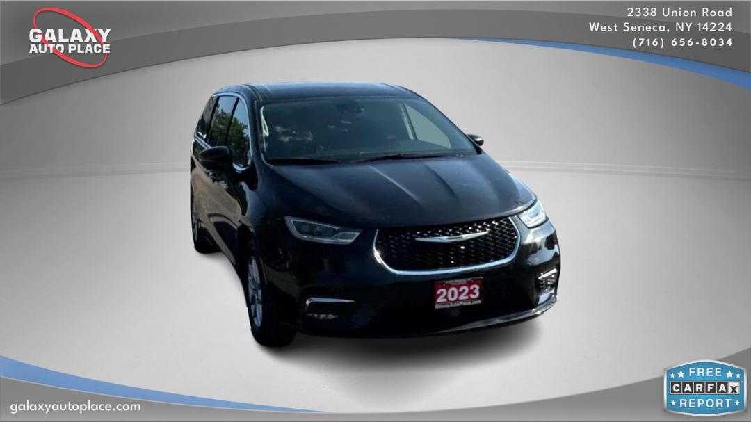 2023 Chrysler Pacifica Touring L photo 3
