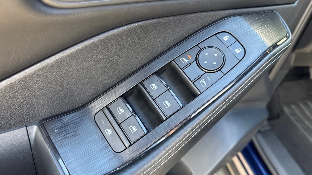 2025 Nissan Rogue SV photo 14