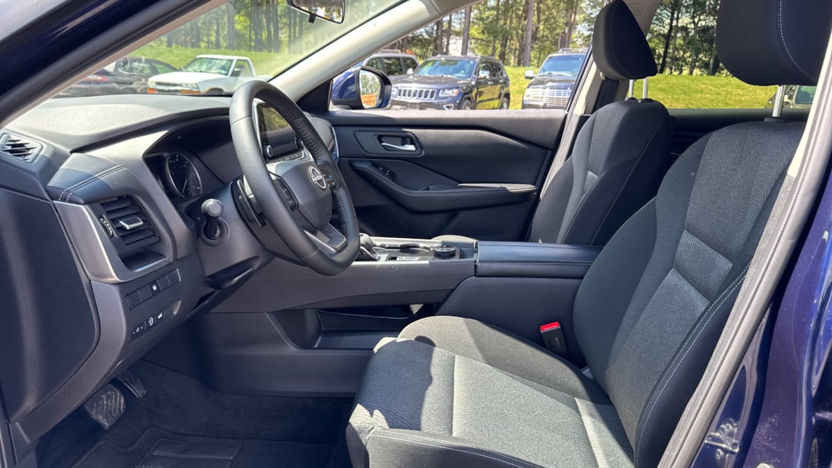 2025 Nissan Rogue SV photo 7