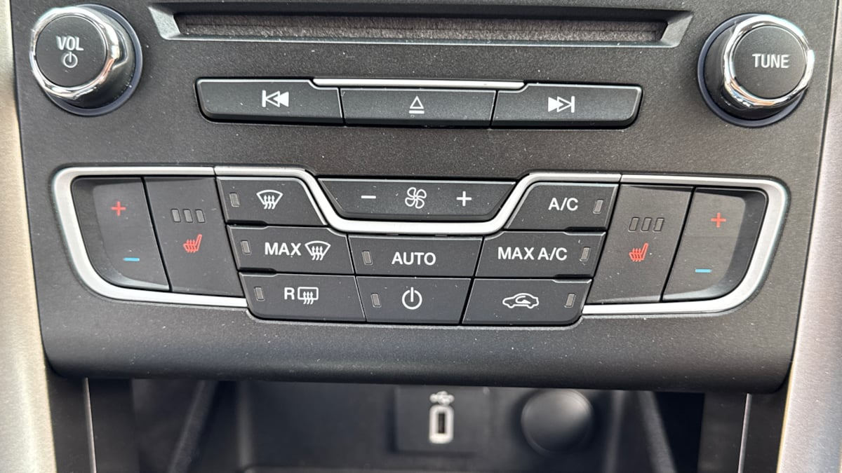 2018 Ford Fusion SE photo 23