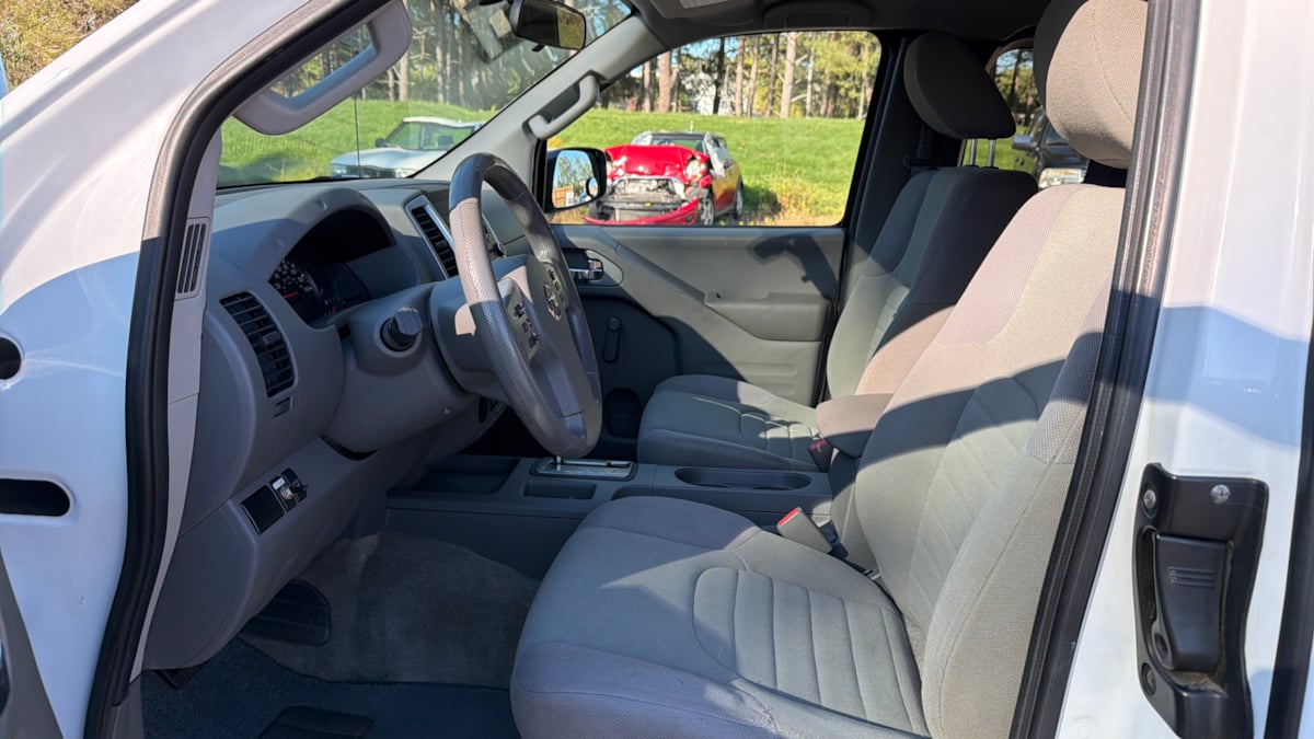 2015 Nissan Frontier S photo 9