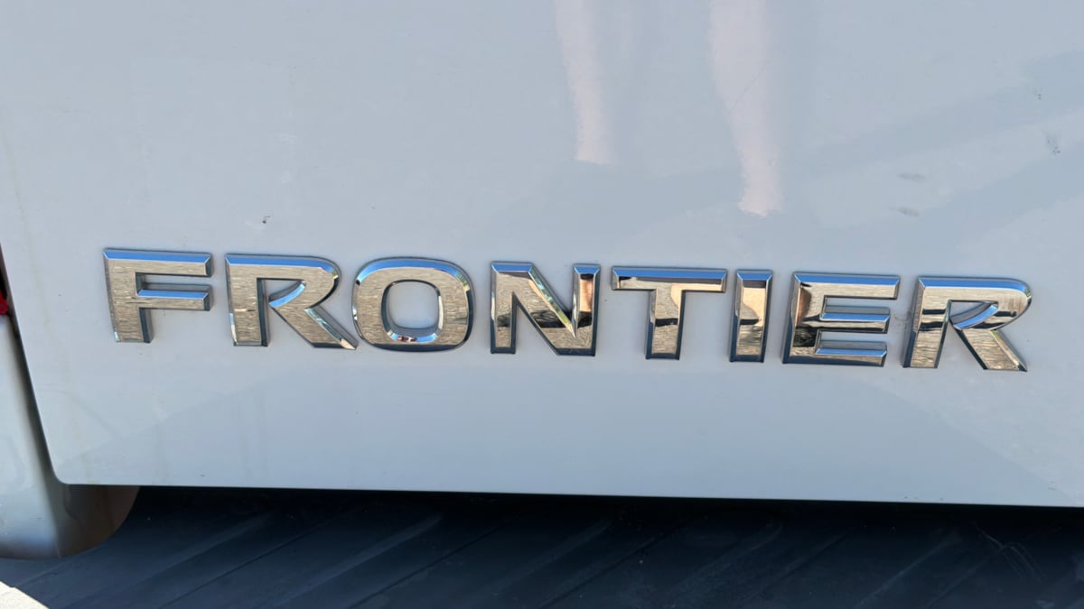 2015 Nissan Frontier S photo 16