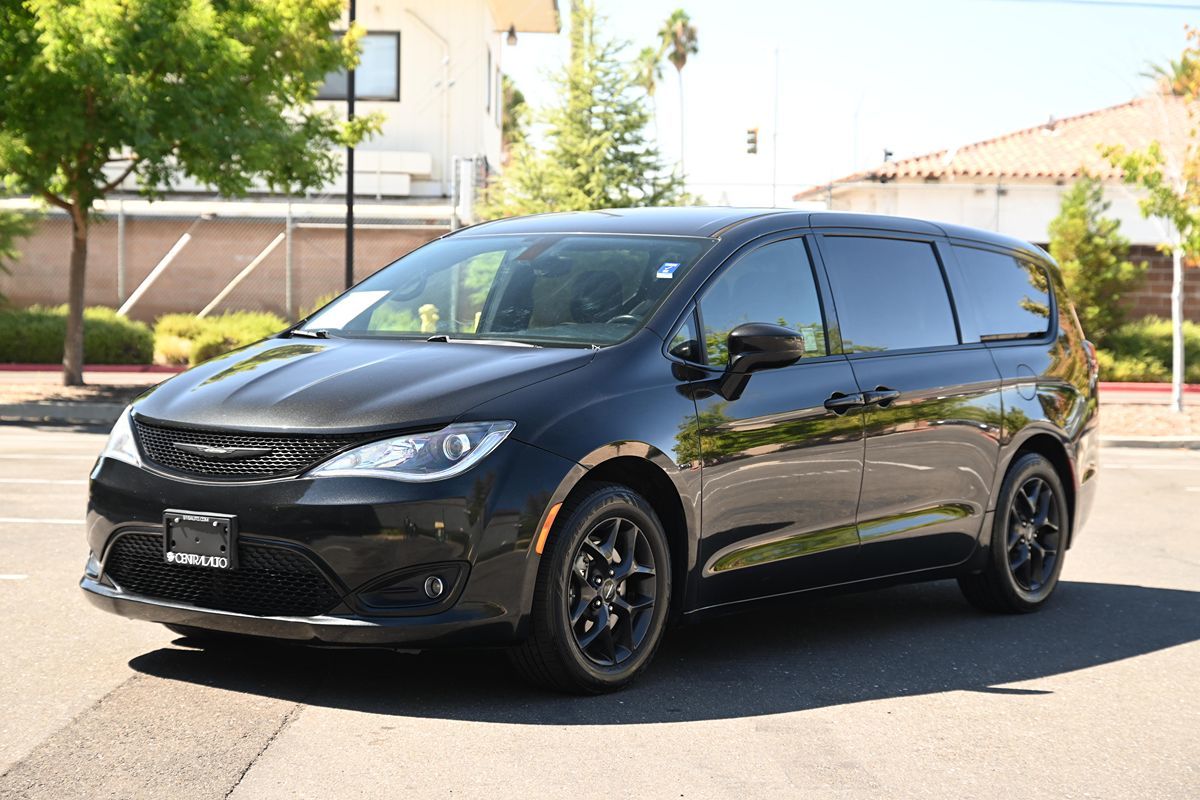 2018 Chrysler Pacifica Touring Plus photo 3