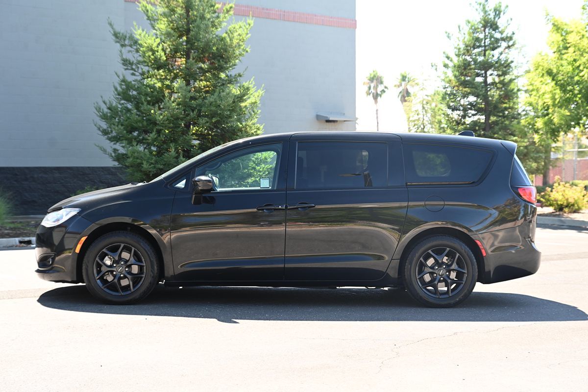 2018 Chrysler Pacifica Touring Plus photo 4