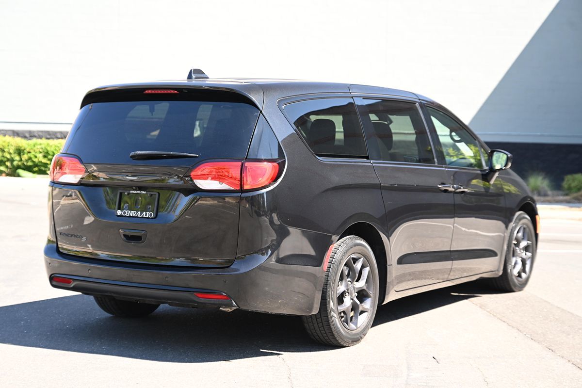 2018 Chrysler Pacifica Touring Plus photo 7