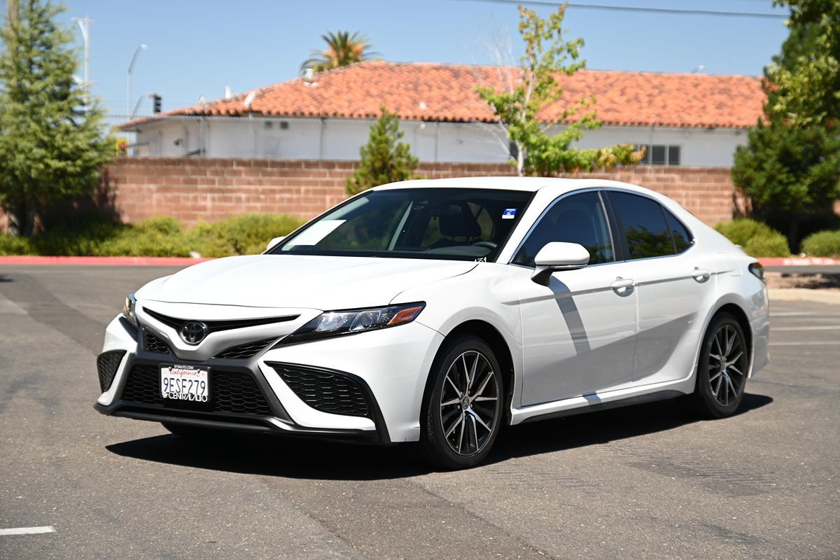 2023 Toyota Camry SE photo 3