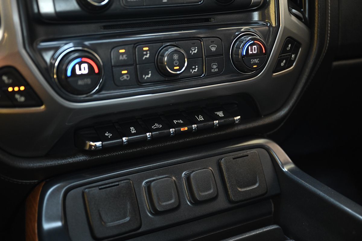 2018 Chevrolet Silverado 3500HD LTZ photo 25