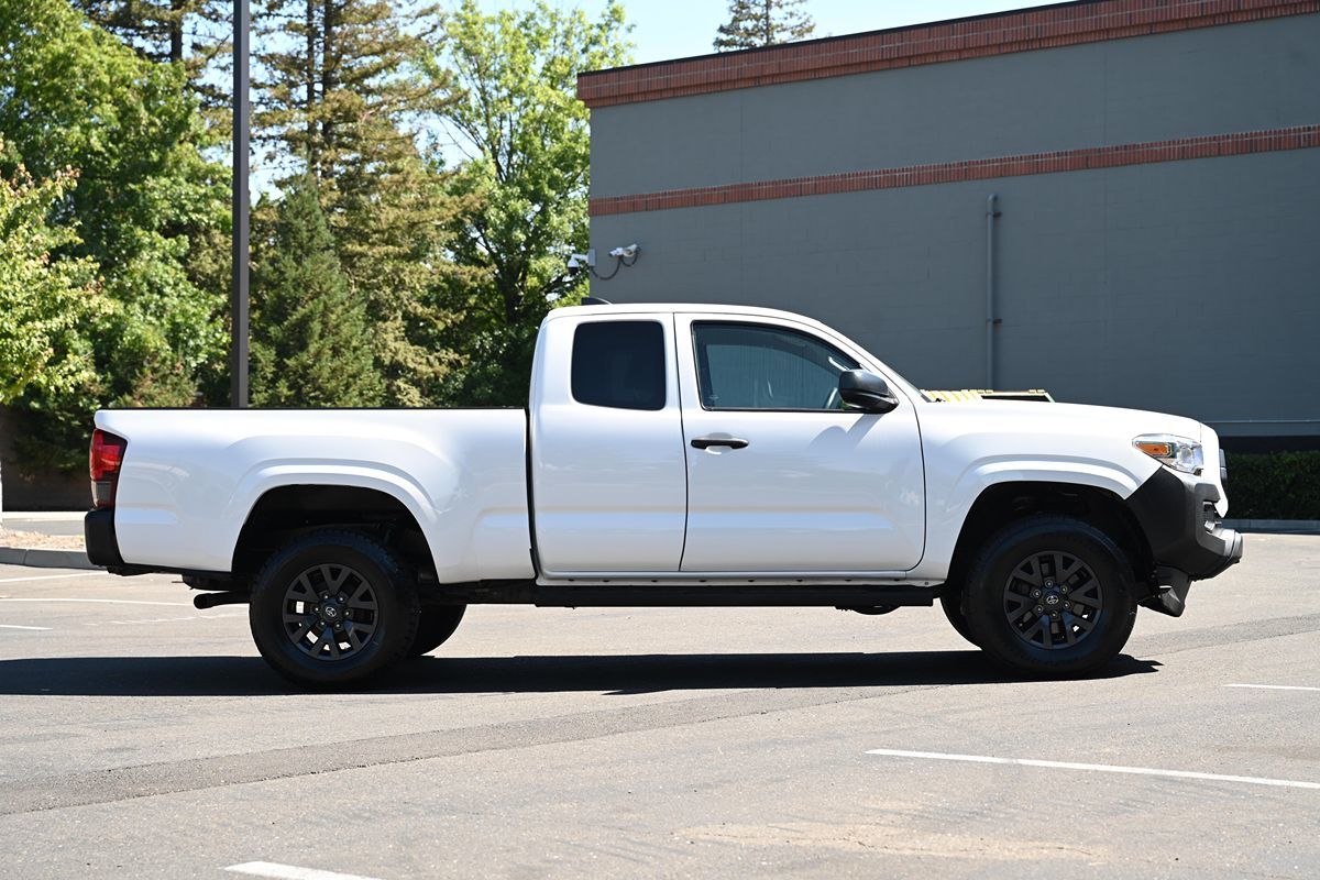 2022 Toyota Tacoma SR5 photo 8