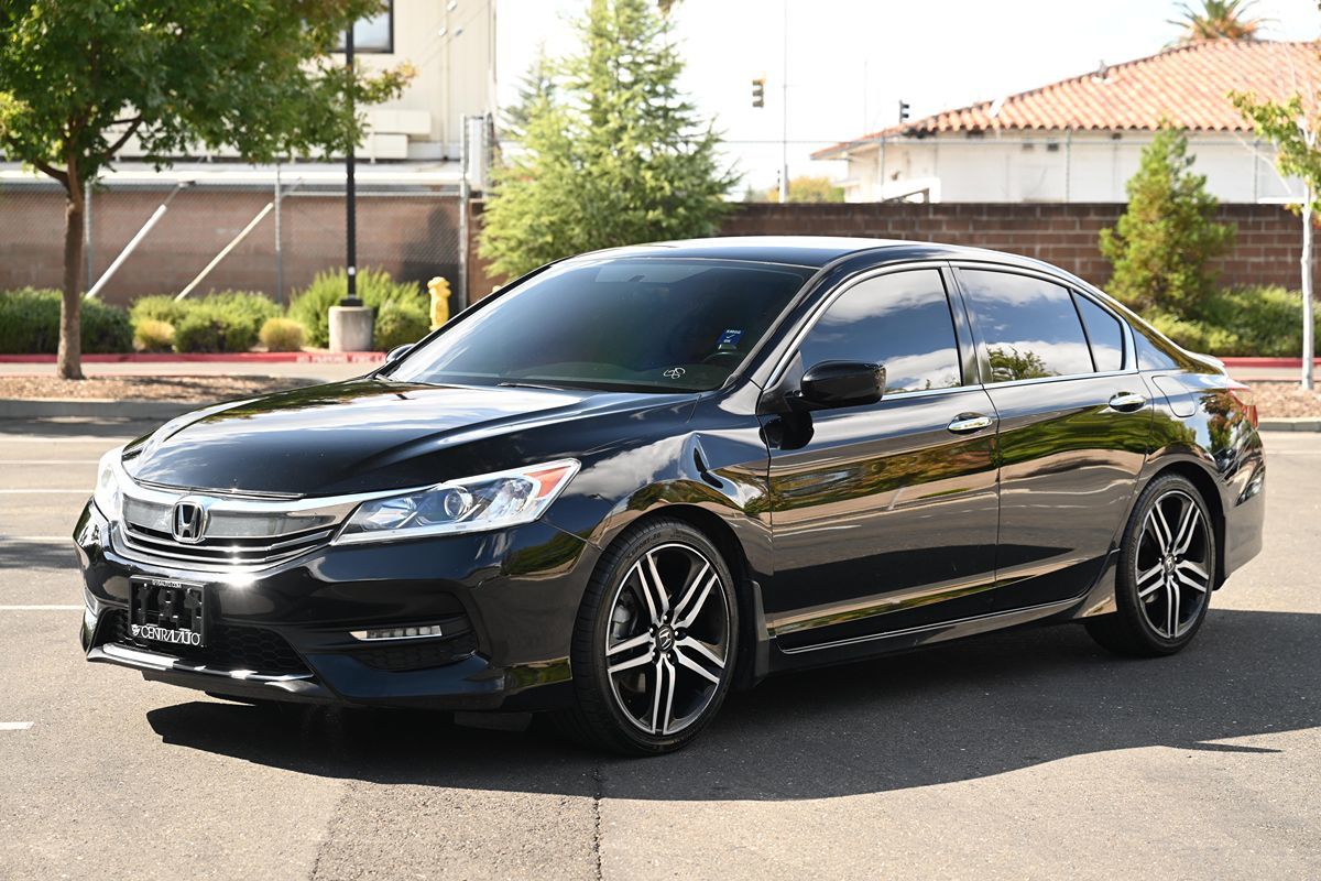 2017 Honda Accord Sport photo 3