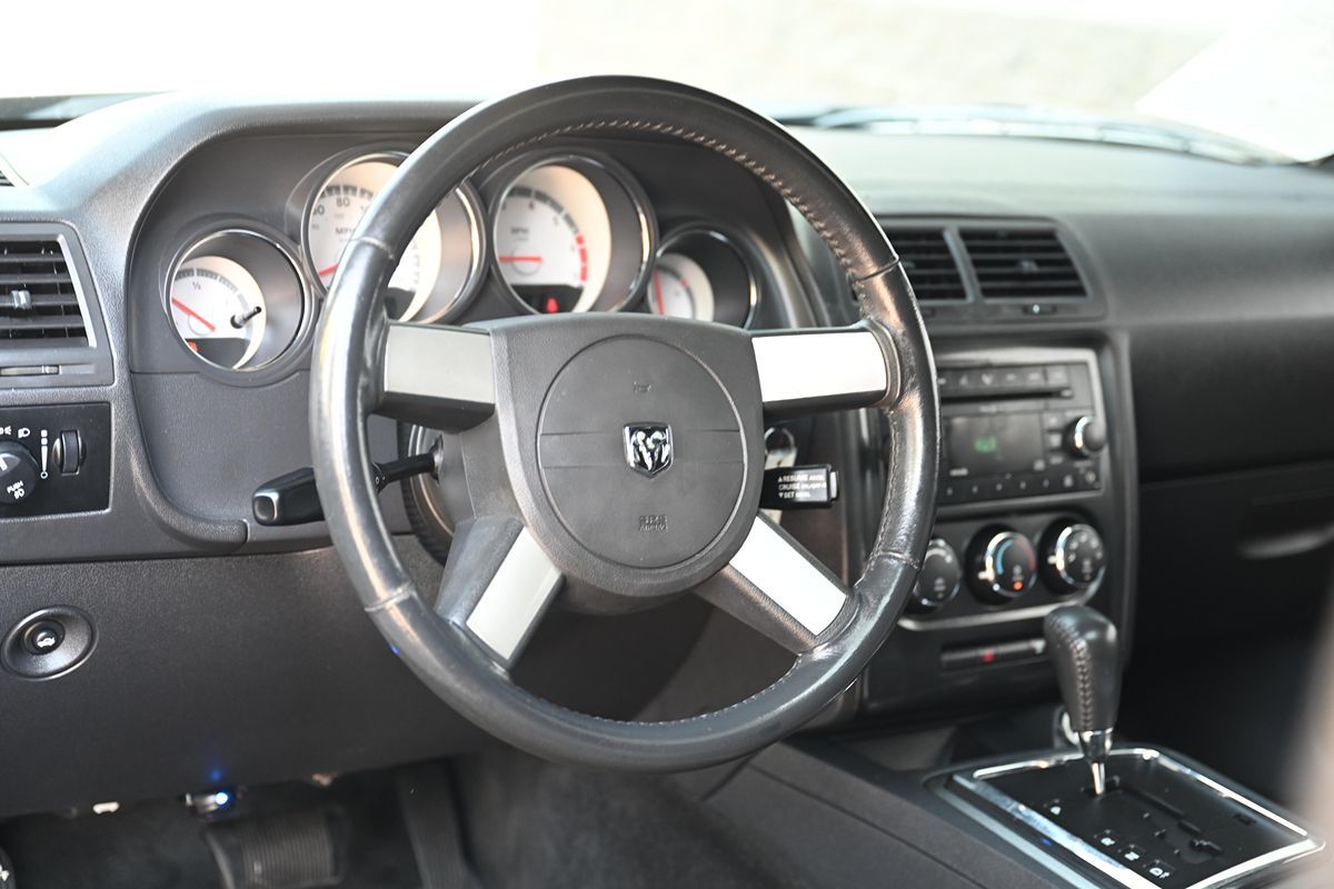 2009 Dodge Challenger R/T photo 16