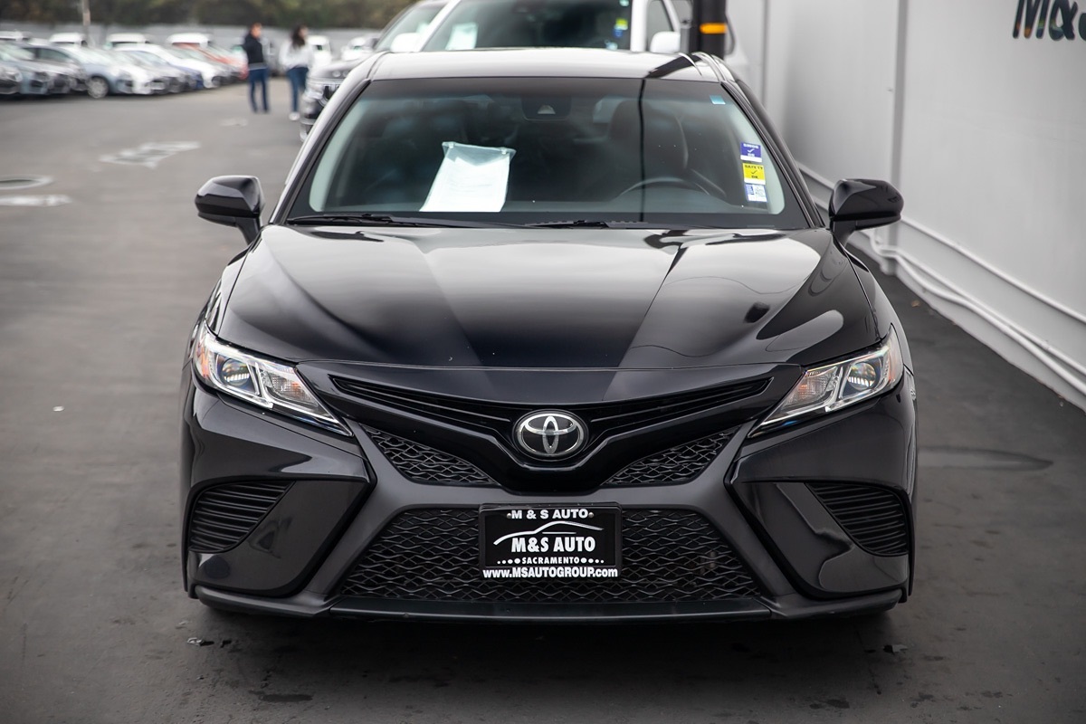 2019 Toyota Camry SE photo 2