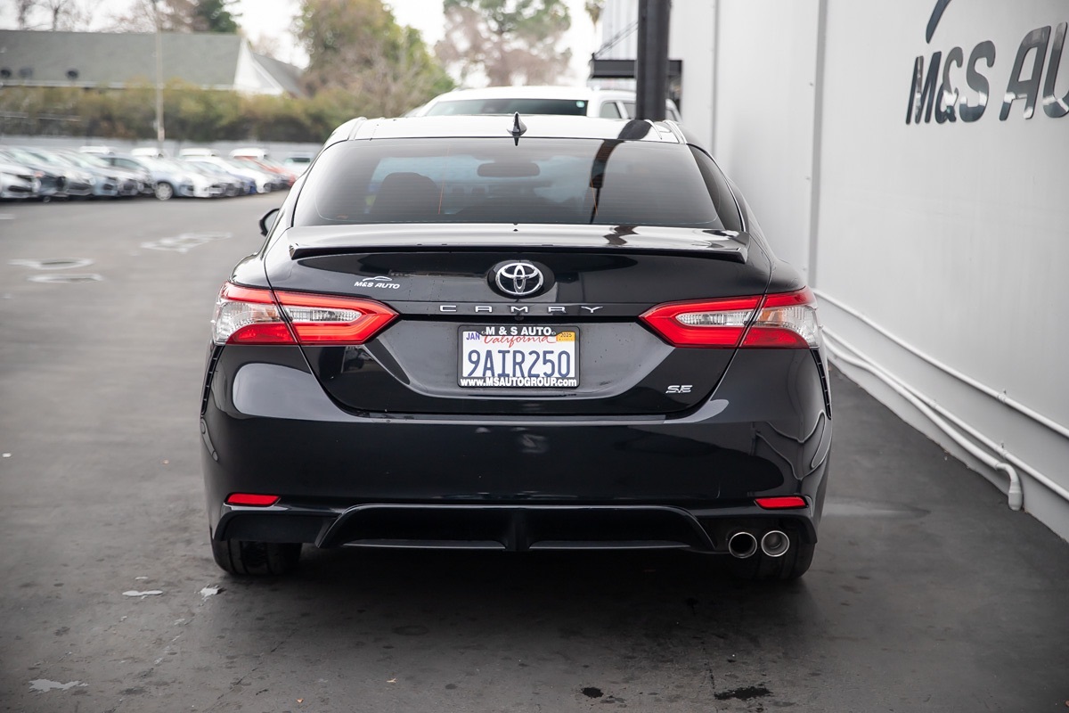 2019 Toyota Camry SE photo 5