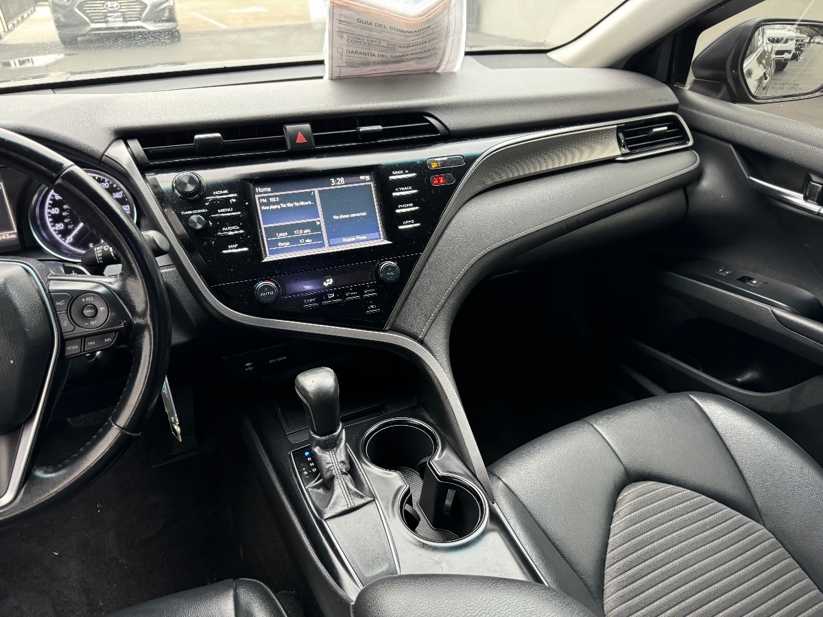 2019 Toyota Camry SE photo 17