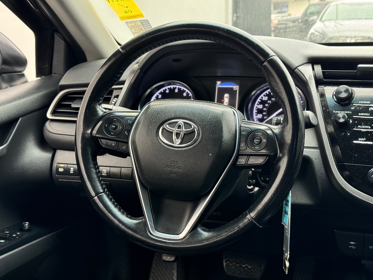 2019 Toyota Camry SE photo 18