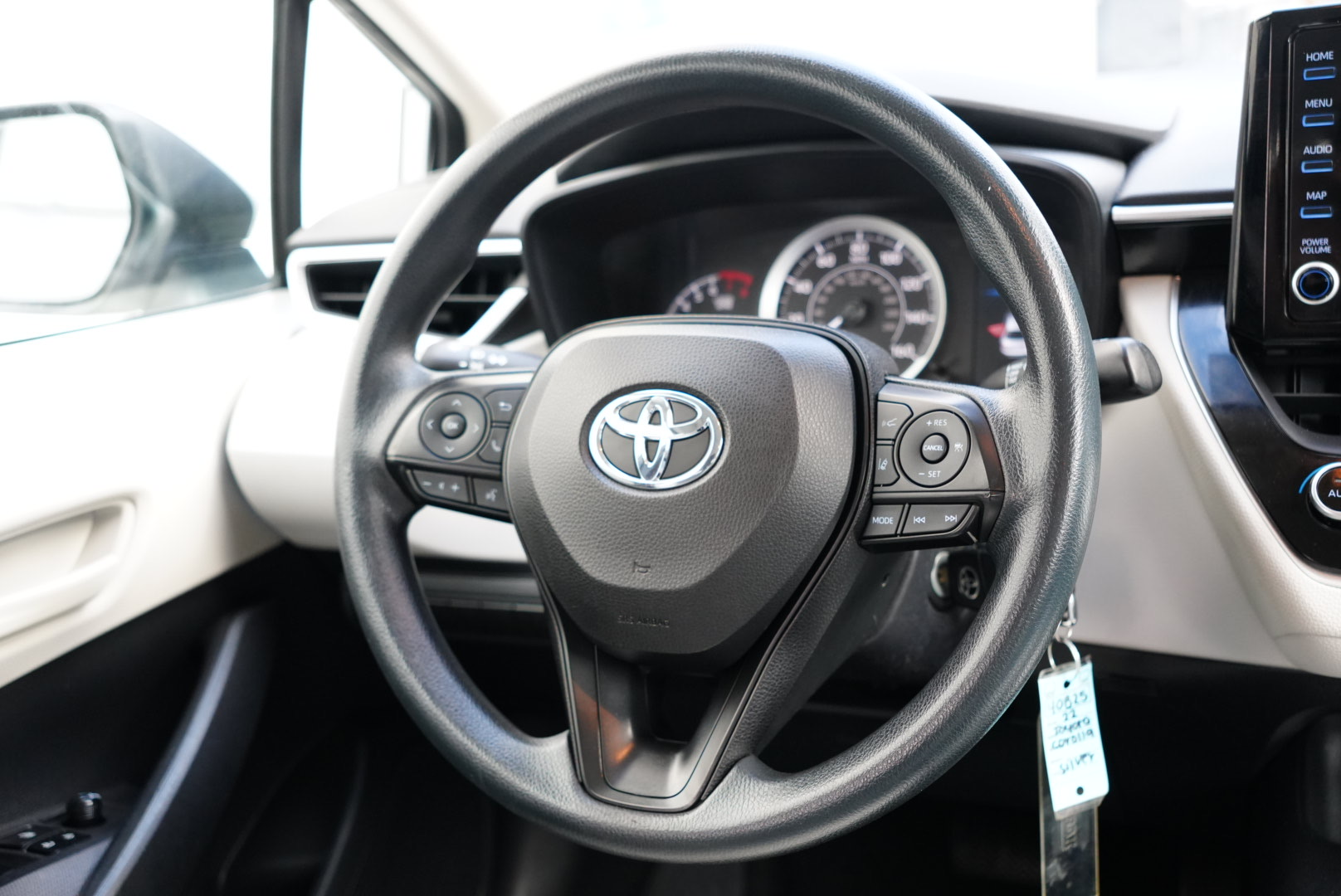 2022 Toyota Corolla LE photo 17