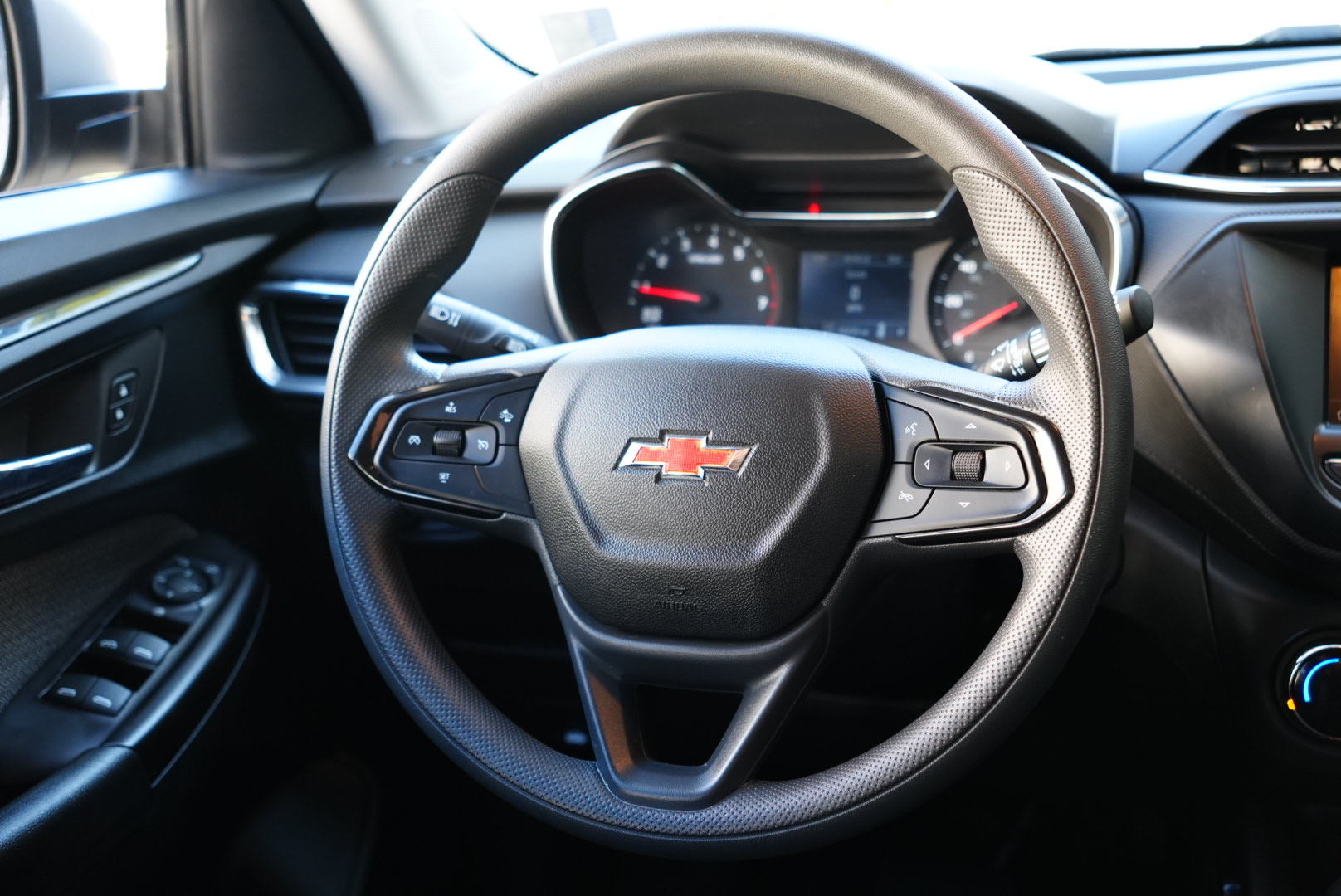 2023 Chevrolet Trailblazer LT photo 2