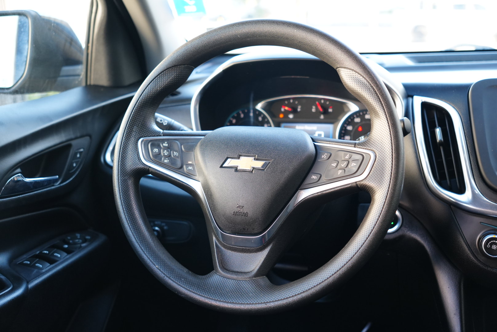 2020 Chevrolet Equinox LT photo 2