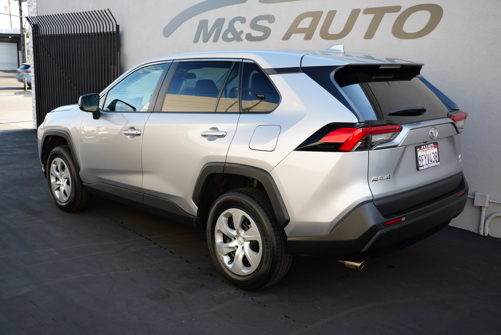 2023 Toyota RAV4 LE photo 2