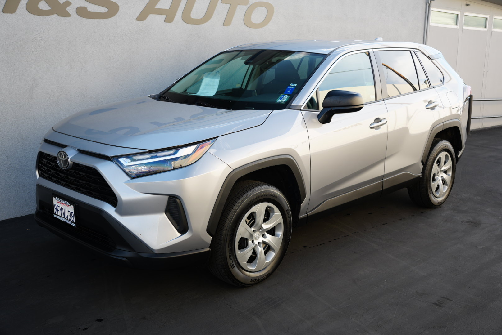 2023 Toyota RAV4 LE photo 3