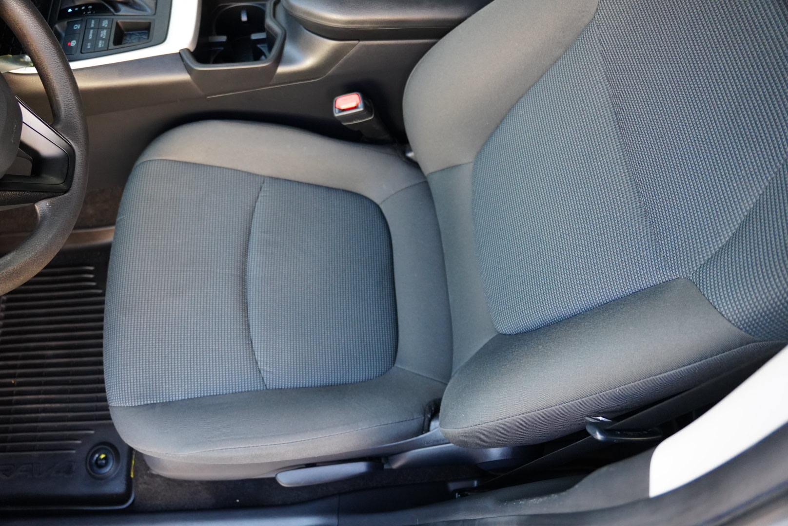2023 Toyota RAV4 LE photo 5