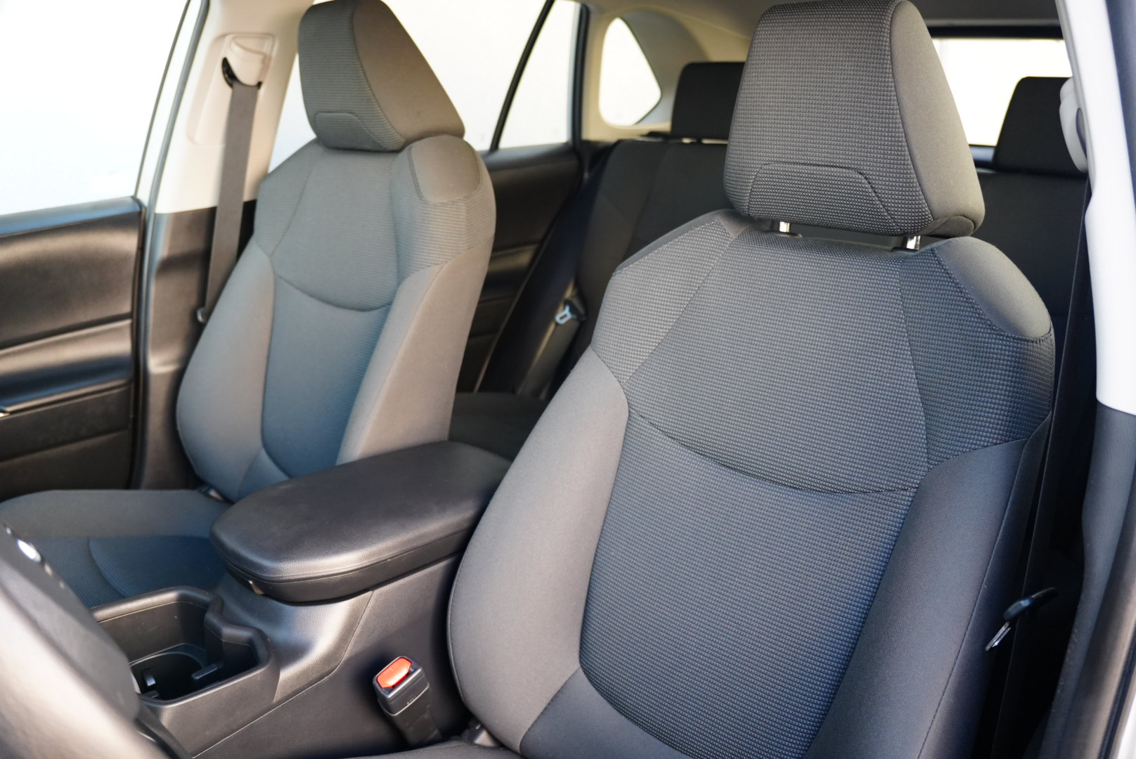 2023 Toyota RAV4 LE photo 6