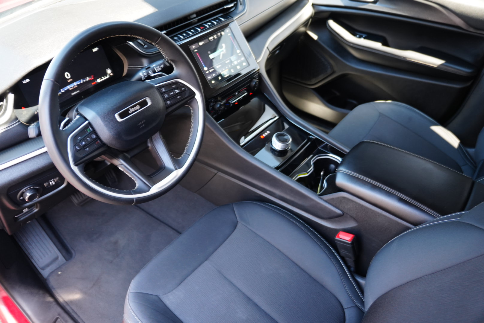 2023 Jeep Grand Cherokee Laredo Altitude photo 9