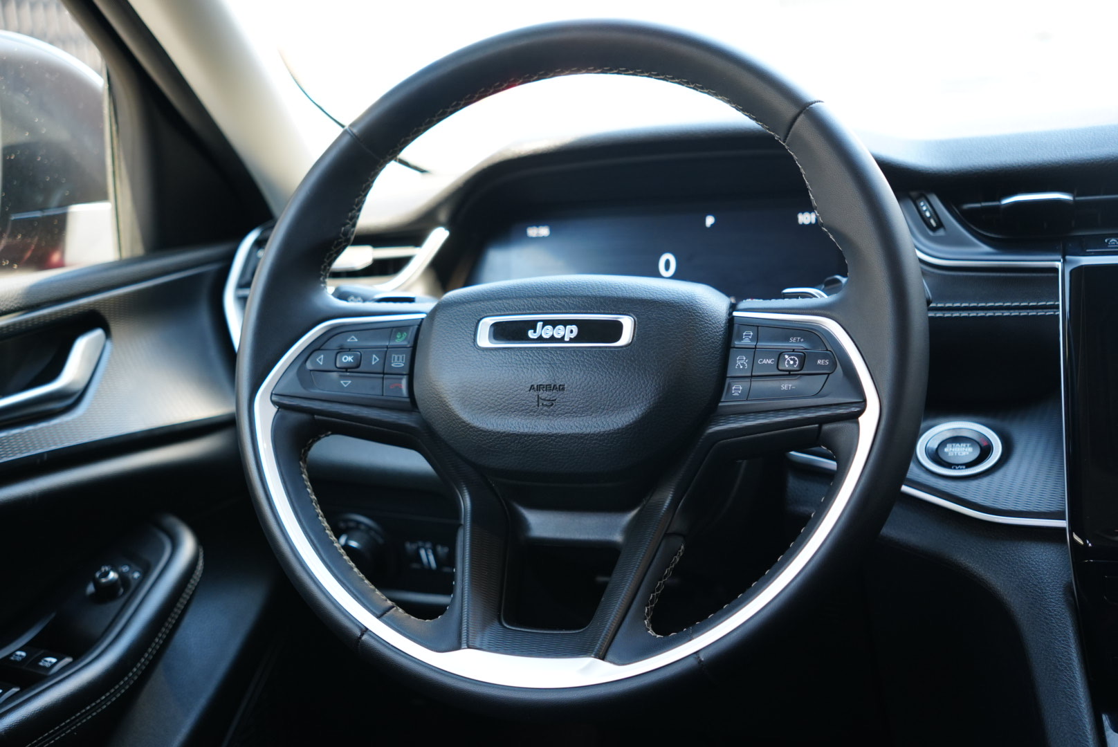 2023 Jeep Grand Cherokee Laredo Altitude photo 2