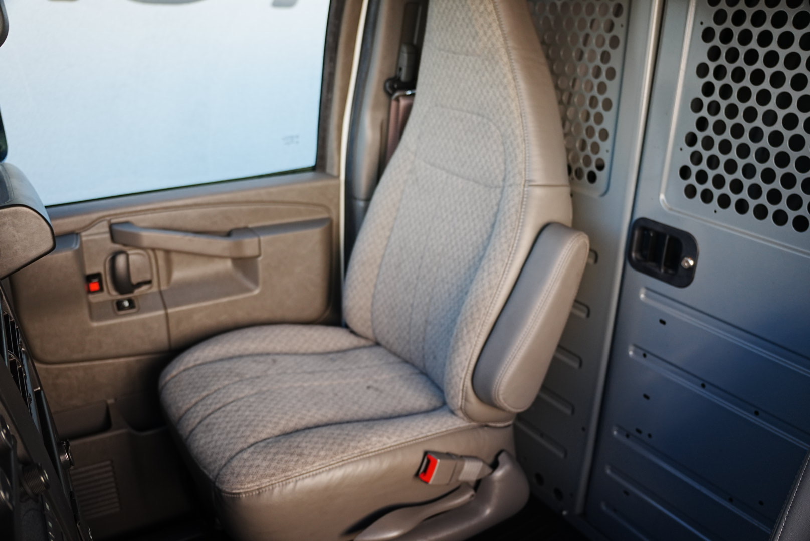 2022 Chevrolet Express Cargo Van 3500 photo 10