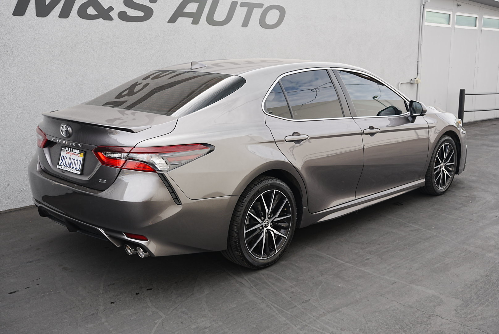 2021 Toyota Camry SE photo 3