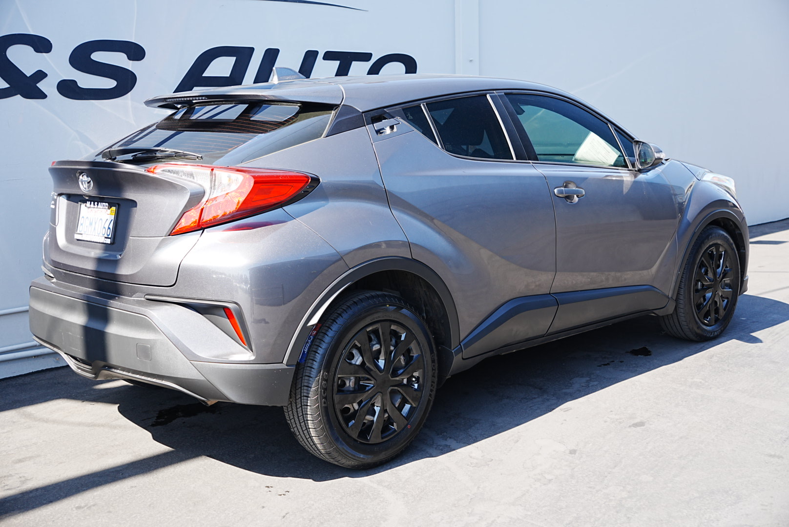 2019 Toyota C-HR LE photo 4