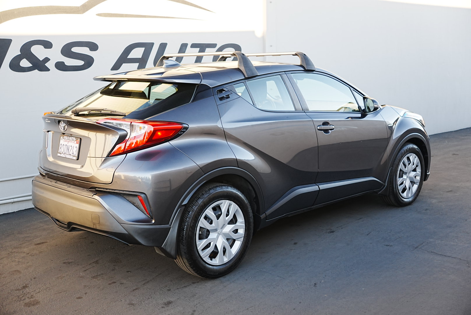 2020 Toyota C-HR LE photo 4