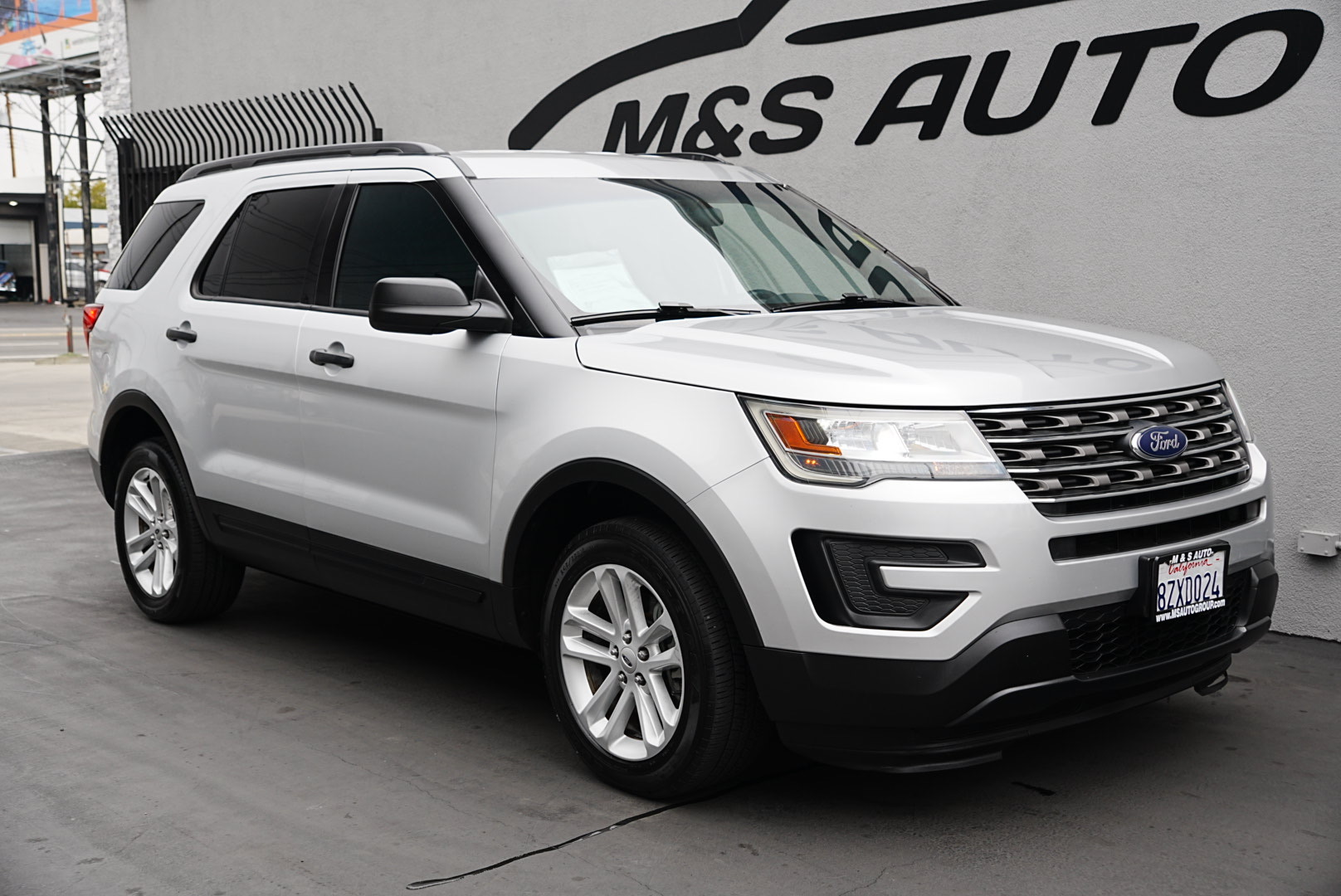 2017 Ford Explorer Base photo 2