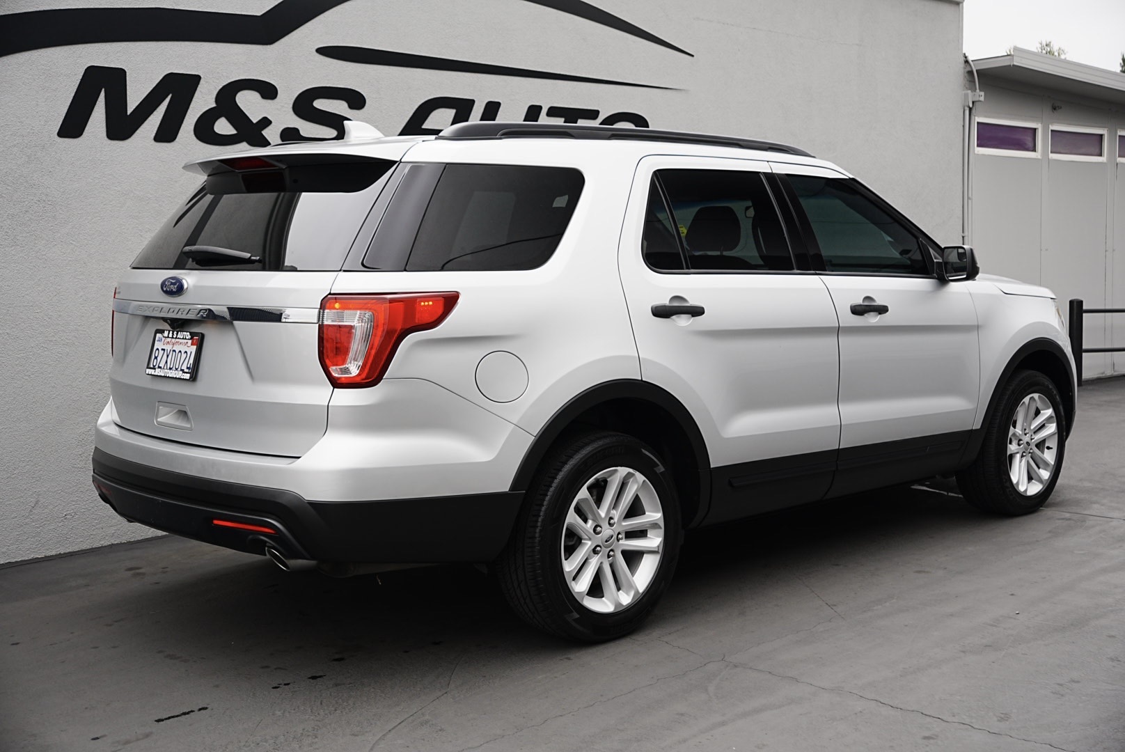 2017 Ford Explorer Base photo 3