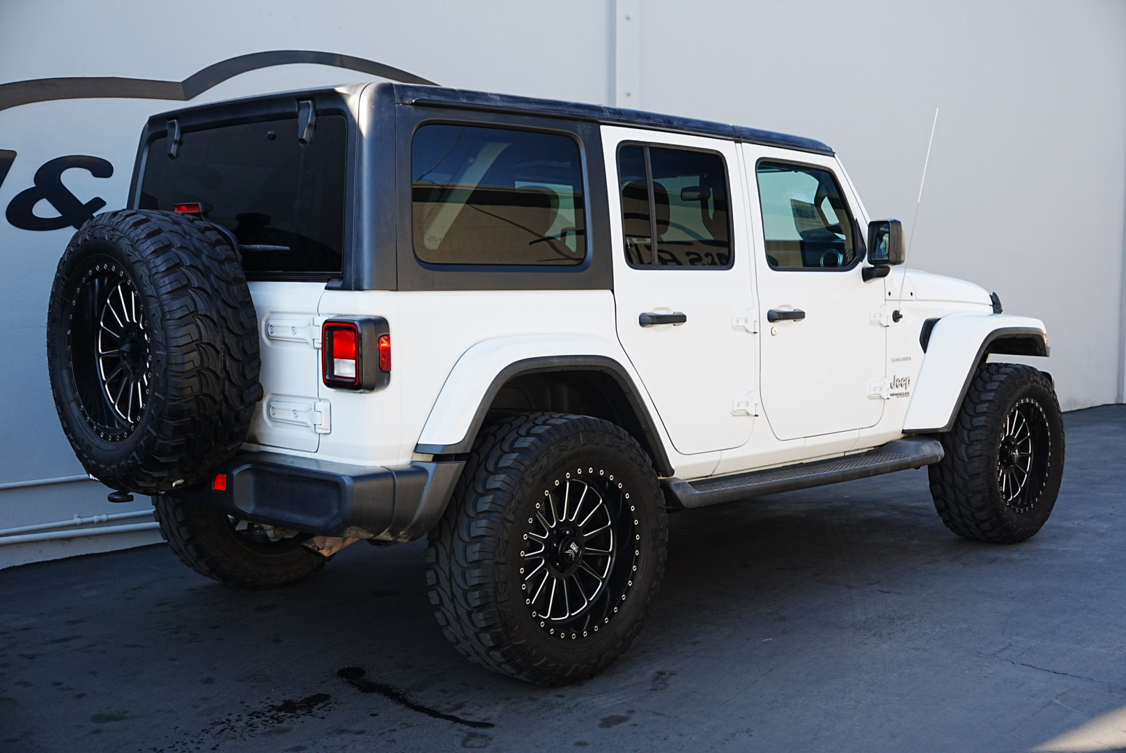 2020 Jeep Wrangler Unlimited Sahara photo 4