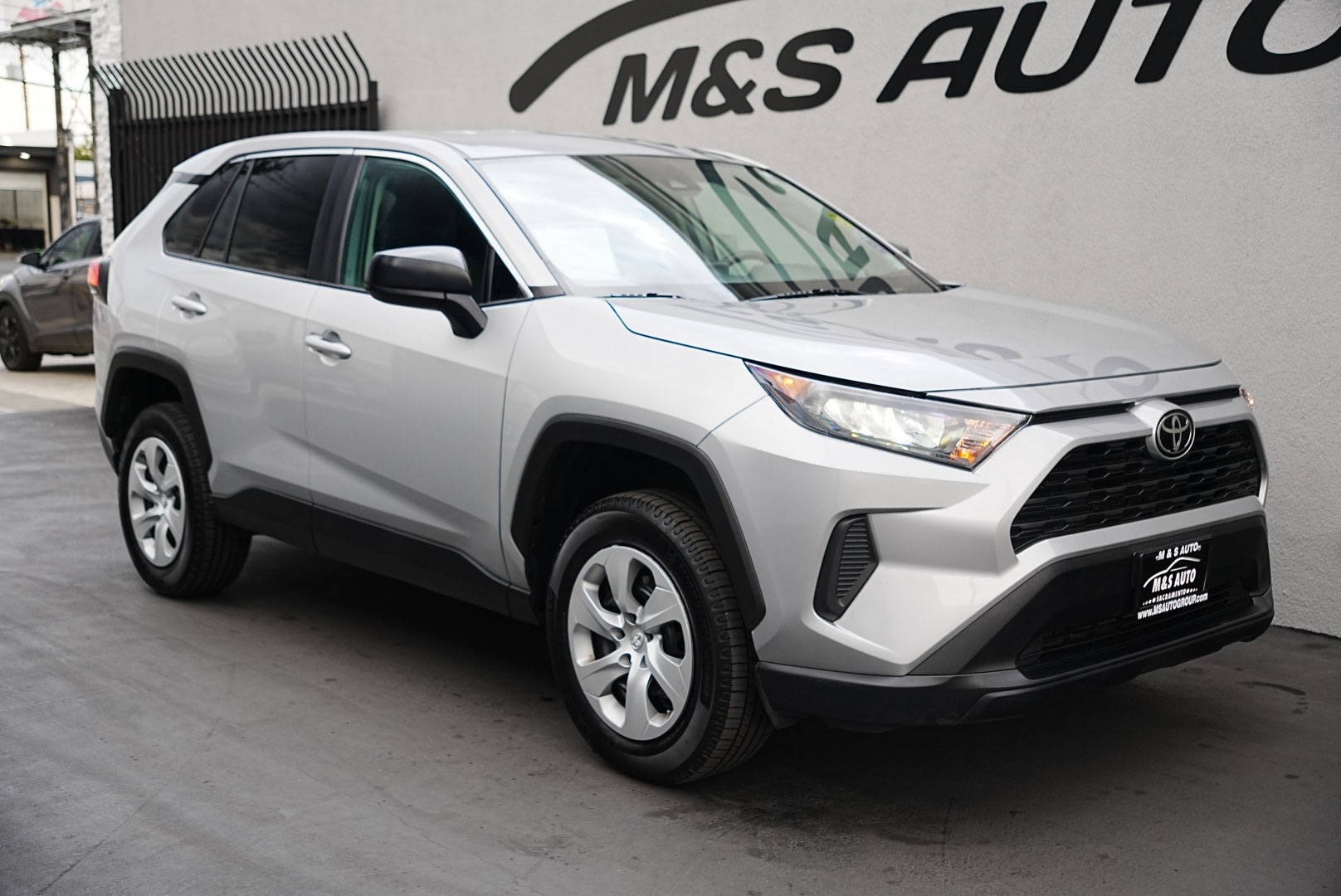 2022 Toyota RAV4 LE photo 3