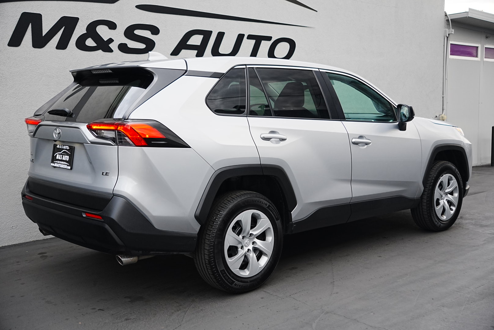 2022 Toyota RAV4 LE photo 4