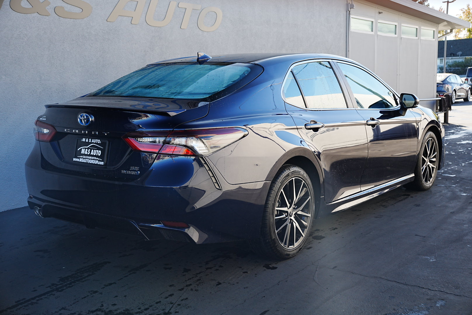 2022 Toyota Camry Hybrid SE photo 2