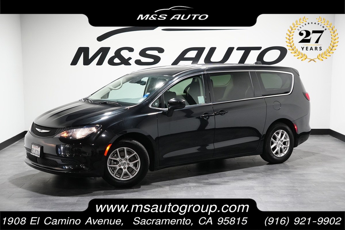 2023 Chrysler Voyager LX's photo