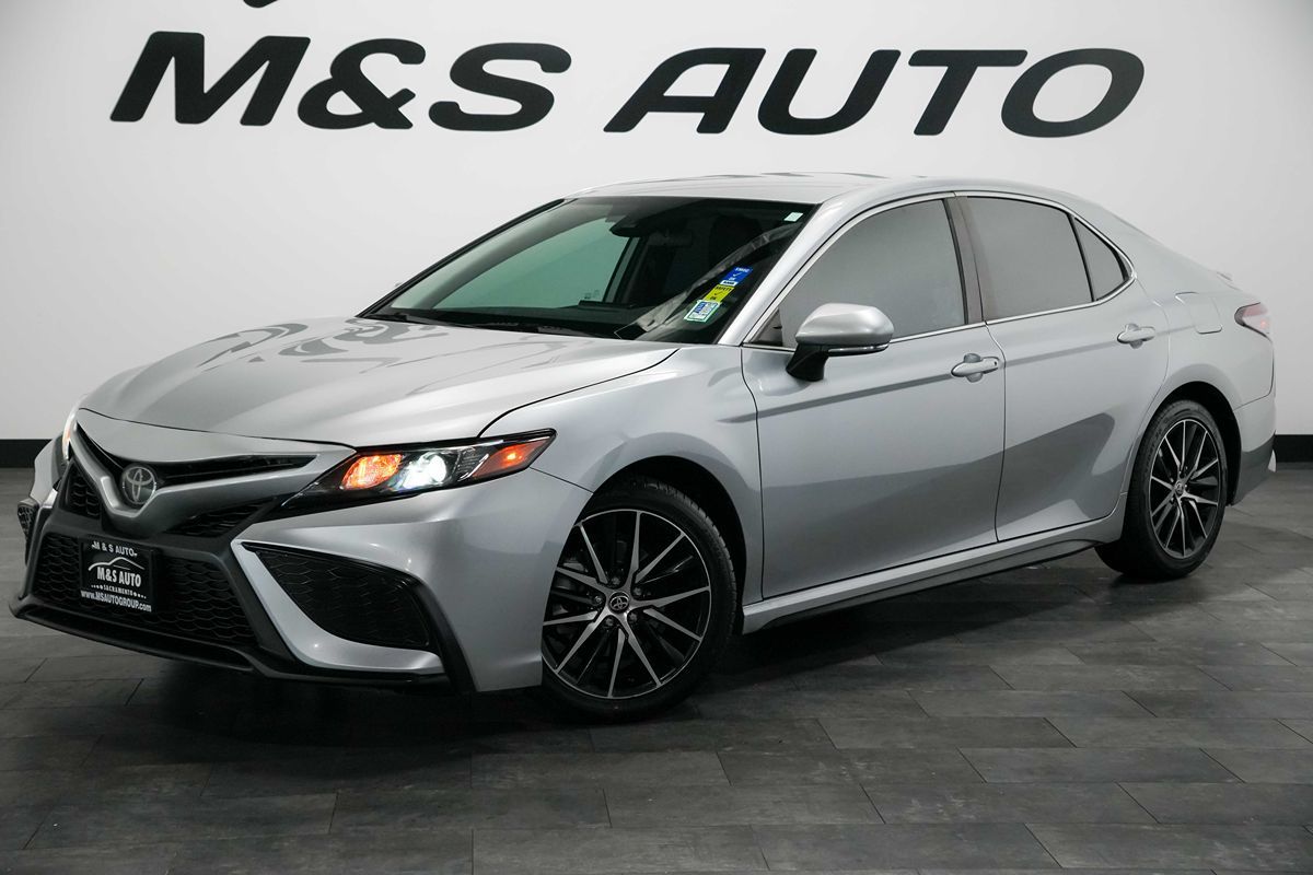 2022 Toyota Camry SE - Photo 2