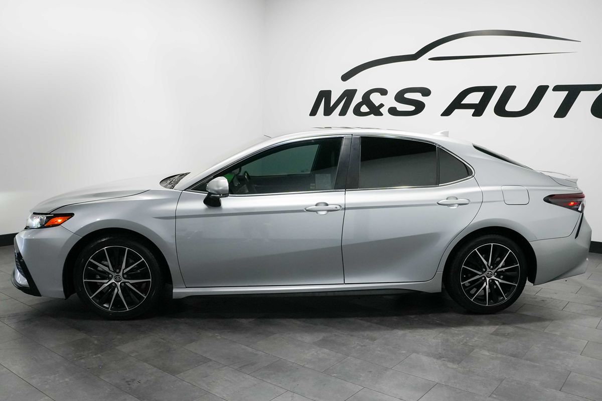2022 Toyota Camry SE - Photo 3