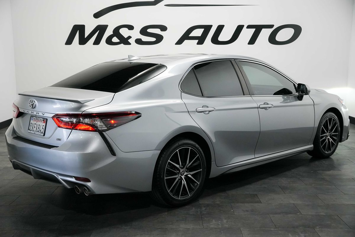 2022 Toyota Camry SE - Photo 4