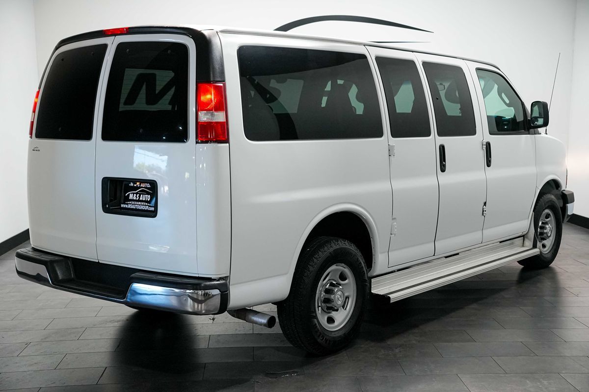 2016 Chevrolet Express Passenger LS - Photo 4