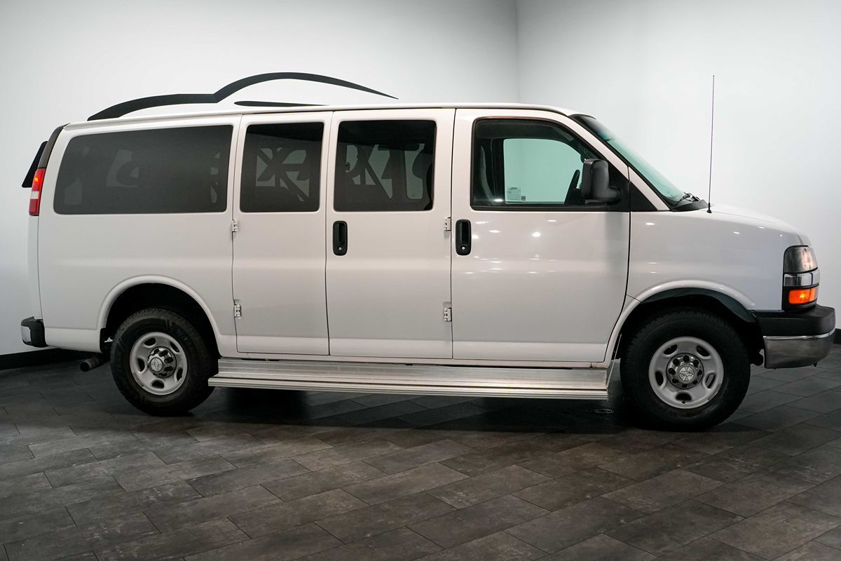 2016 Chevrolet Express Passenger LS - Photo 8