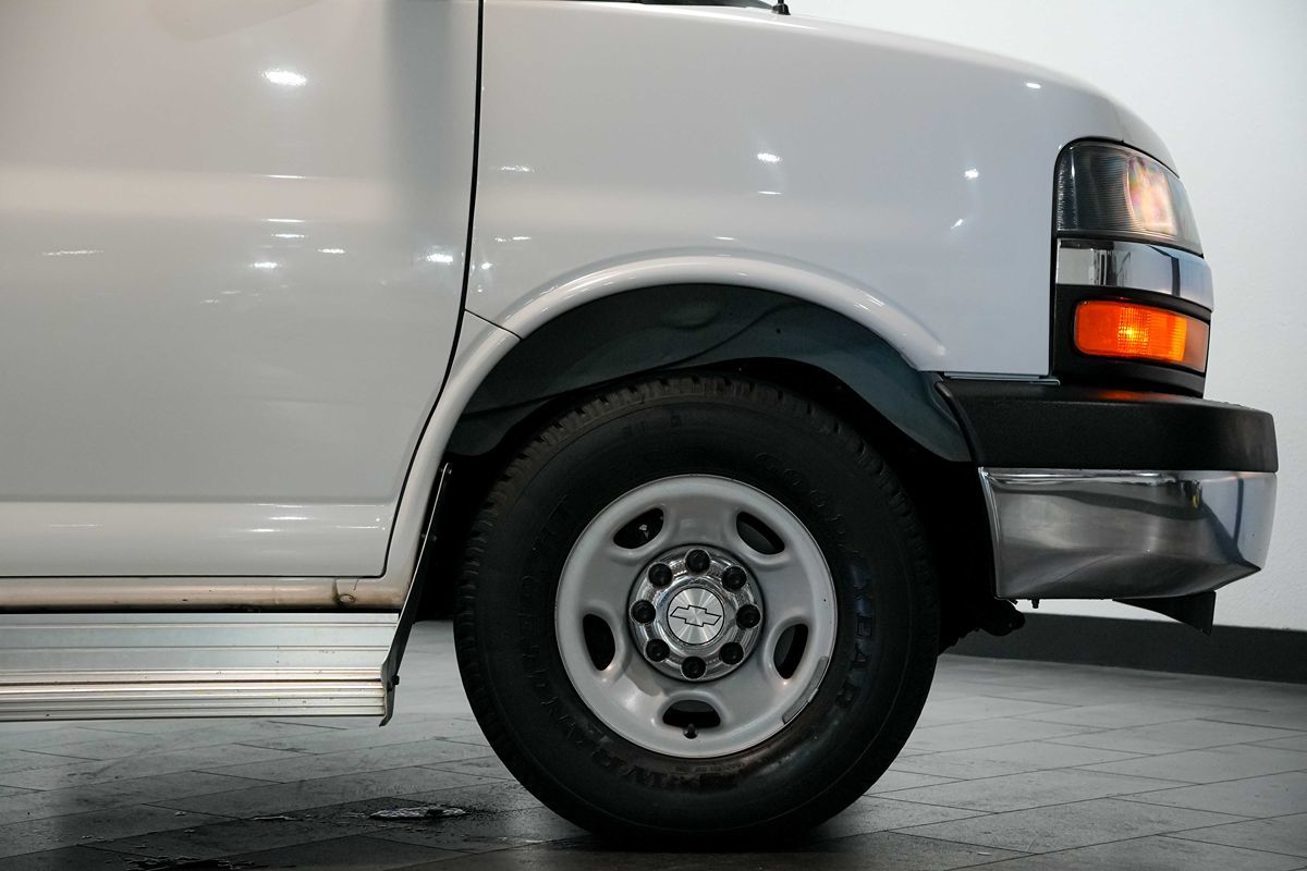 2016 Chevrolet Express Passenger LS - Photo 9
