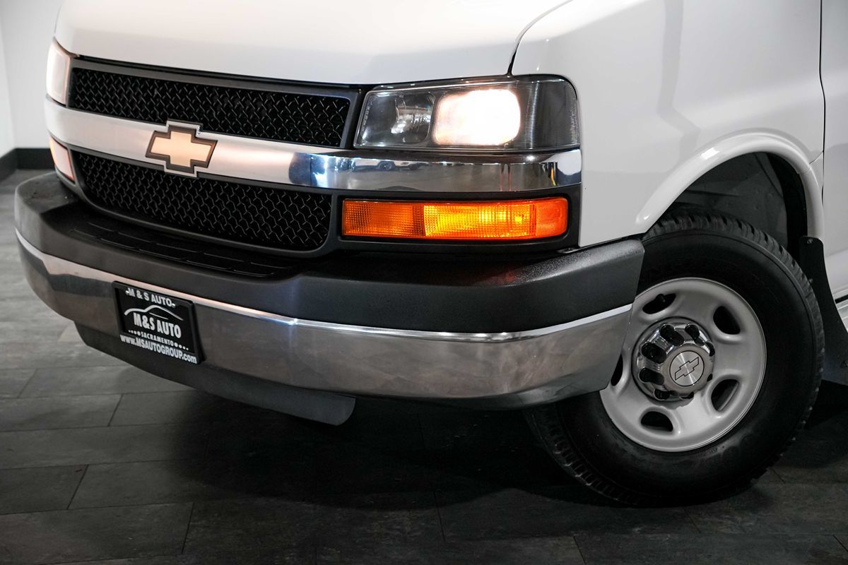 2016 Chevrolet Express Passenger LS - Photo 10
