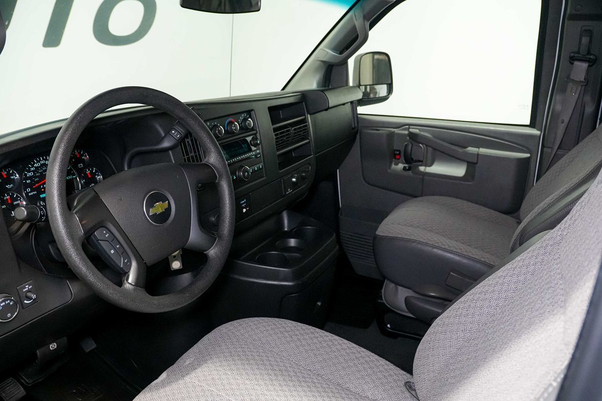 2016 Chevrolet Express Passenger LS - Photo 16
