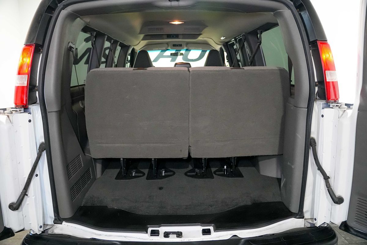 2016 Chevrolet Express Passenger LS - Photo 17
