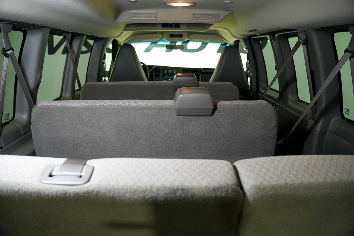 2016 Chevrolet Express Passenger LS - Photo 18
