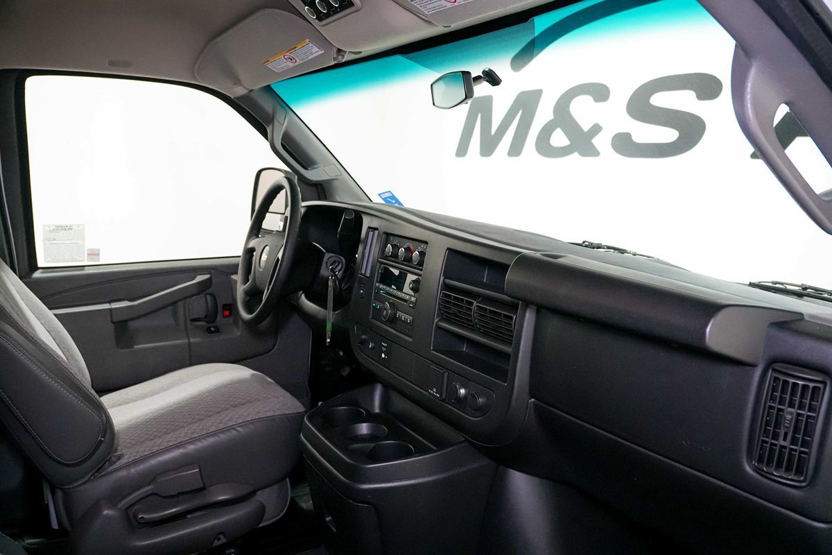 2016 Chevrolet Express Passenger LS - Photo 21